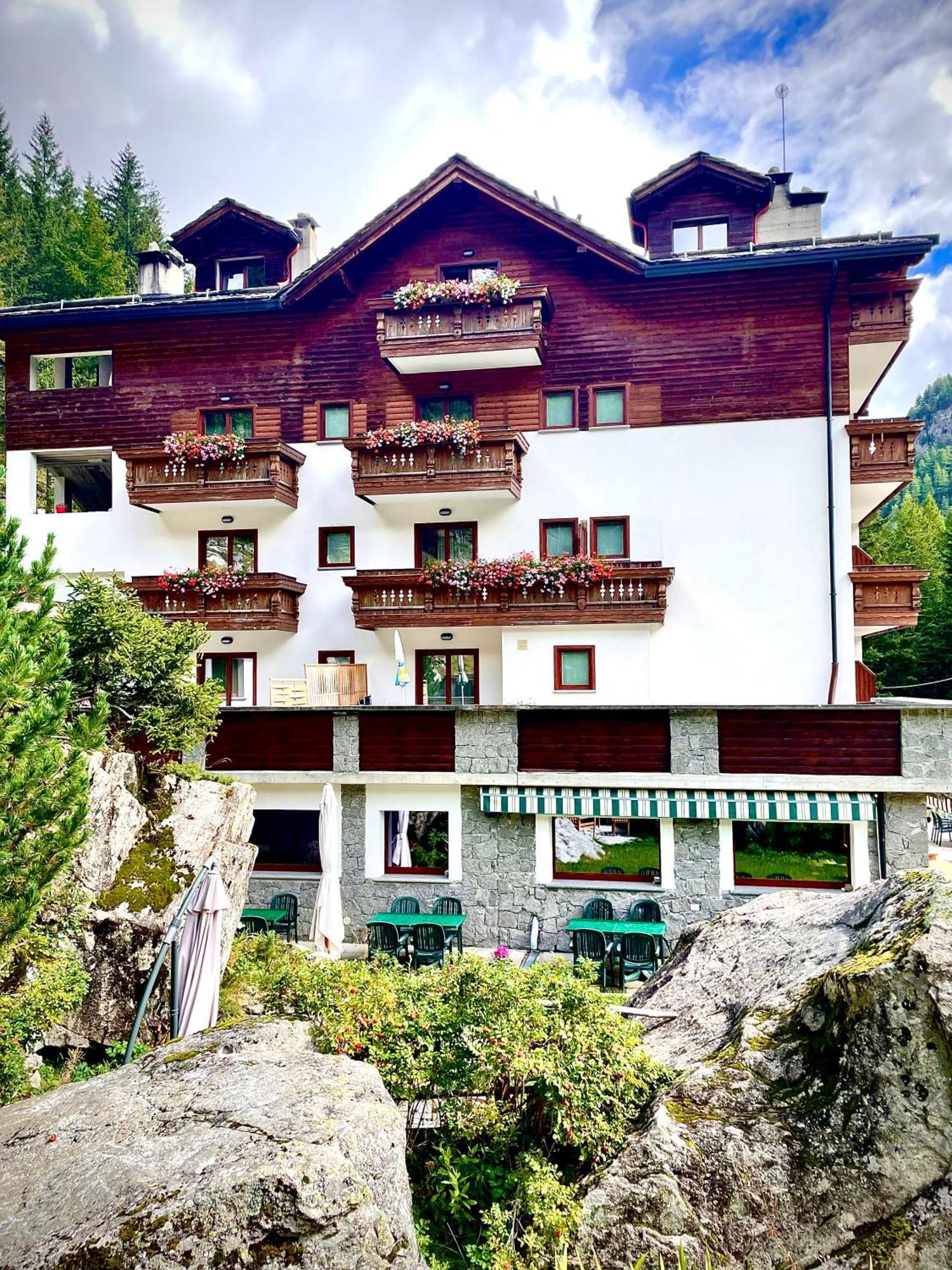 Hotel Gembro Chiesa in Valmalenco Exterior photo